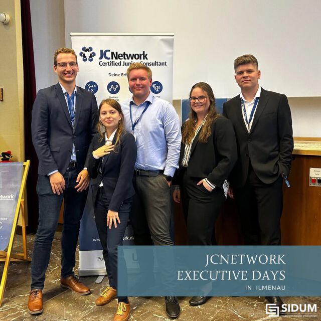 Nach 2020 fanden am letzten Wochenende die JCNetwork Executive Days wieder einmal in Ilmenau statt, diesmal erfreulicherweise ohne strenge Corona Kontaktbeschränkungen. So bot sich für unsere Mitglieder eine ausgezeichnete Plattform zur Weiterbildung und Vernetzung!

Dank erstklassigen Workshops von @detecon_consulting , @core.se und @conright_kiel , sowie tollen Business Dinner im Anschluss, konnten wir wertvolle Insights gewinnen. Die Möglichkeit, alte Kontakte aufzufrischen und neue Junior Consultants kennenzulernen, war ein weiteres Highlight. Darüber hinaus arbeiteten wir in Worksessions an aktuellen Herausforderungen im JCNetwork und erzielten Erfolge in einem spannenden Planspiel. Das ereignisreiche Wochenende bot auch Raum für gesellige Abende und eine konstruktive Mitgliederversammlung, unter anderem mit dem ersten Vorstandsbericht des Vorstandes für Human Resources unseres Mitgliedes Neneh Teske. Herzlichen Glückwunsch an @fuks_karlsruhe und @consultit_thd zur Wahl als zukünftige Ausrichter der JCNetwork Days und JCNetwork Executive Days im Sommer 2024.

Ein großes Lob geht an das engagierte Projektteam von @sci_ev Ilmenau und alle Mitwirkenden, die dieses Event (wieder einmal) zu einem unvergesslichen Erlebnis gemacht haben!💙

Vorfreudig blicken wir auf die kommenden JCNetwork Days Ende Oktober in Frankfurt (Oder). Bei SIDUM vertreten waren in Ilmenau @mrtznglmnn, @niklas_kutzner , @_simplicissima_ , @torben_raulfs, @lauraheckel , sowie ab Samstag @jonas_embach und @benny.heine.5.

#JCNetwork #Networking #Weiterbildung #StudentischeUnternehmensberatung #SIDUM